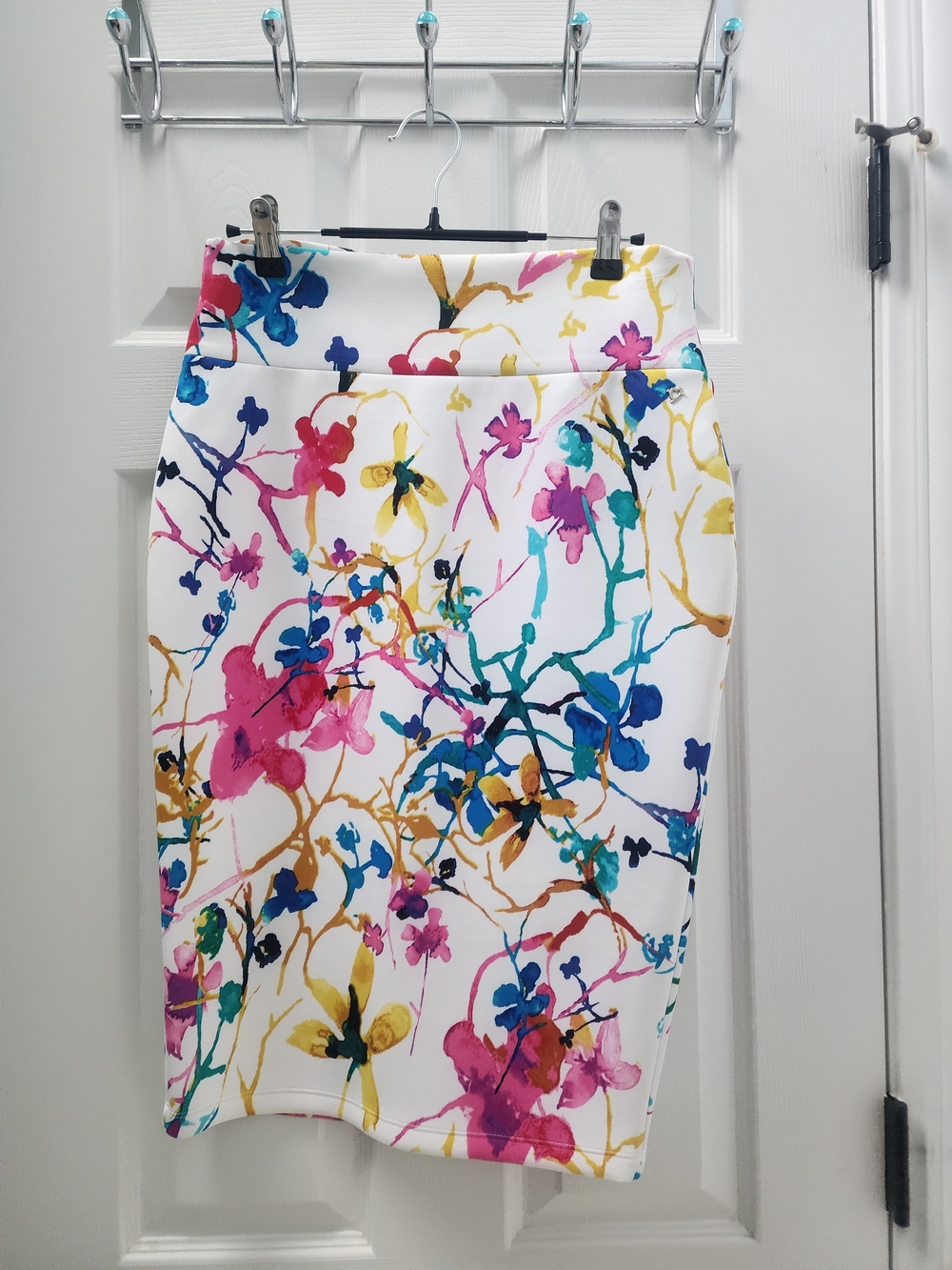 Thalia Sodi White Pencil Skirt with Multicolor Floral Print - Picture 3 of 5